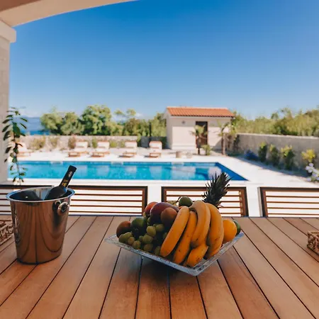 Luxury Glabrova With Pool, Jacuzzi And Sauna