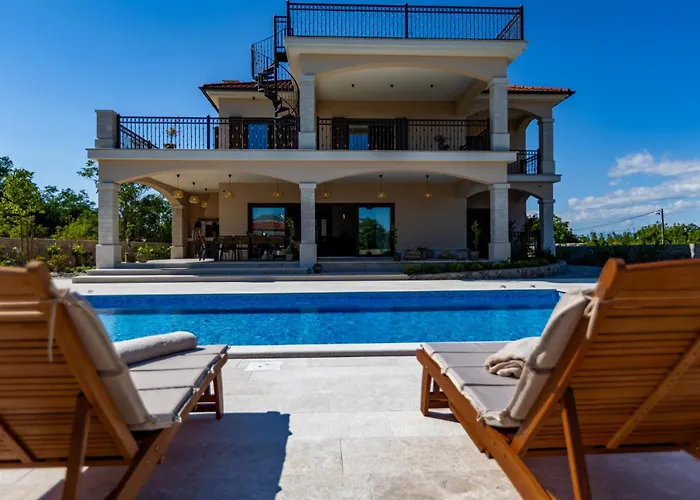 Luxury Glabrova With Pool, Jacuzzi And Sauna